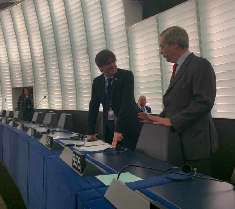 Puigdemont compadrea en el Parlamento Europeo con Nigel Farage, el impulsor del Brexit