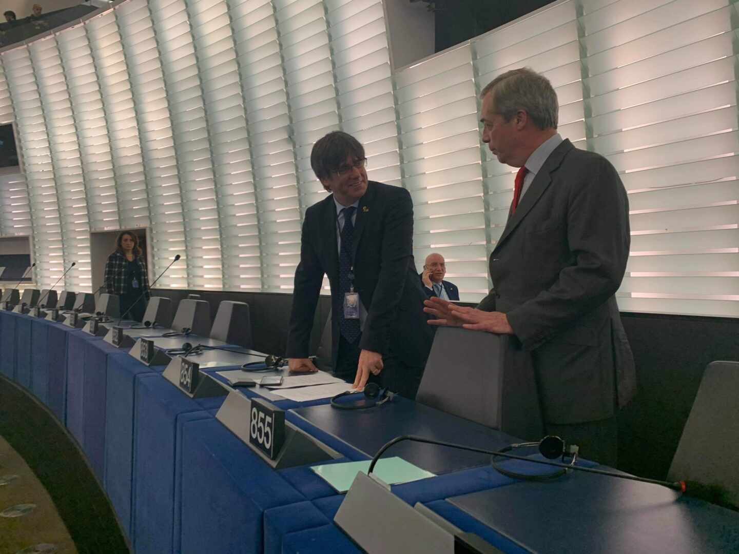 Puigdemont compadrea en el Parlamento Europeo con Nigel Farage, el impulsor del Brexit