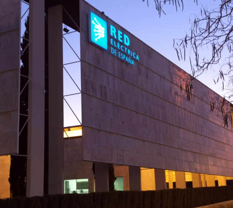 REE gana un 8,4% menos tras absorber Hispasat y por la rebaja de lo que cobra del recibo de luz