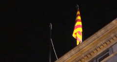 La bandera de España desaparece durante unos minutos del Palau de la Generalitat