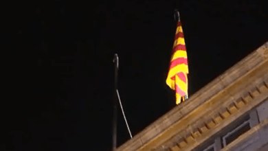 La bandera de España desaparece durante unos minutos del Palau de la Generalitat