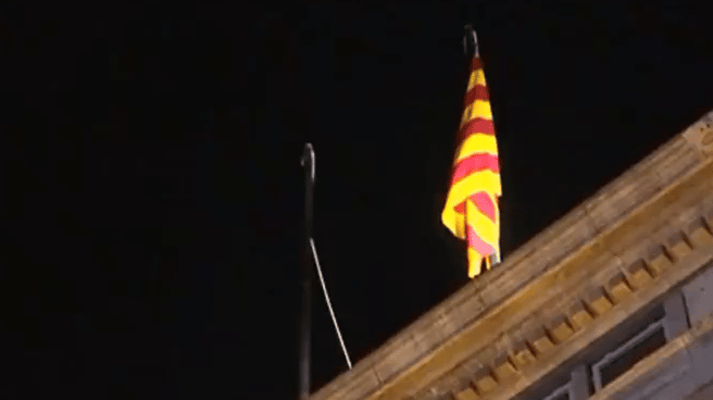 Retiran la bandera española del Palau de la Generalitat.