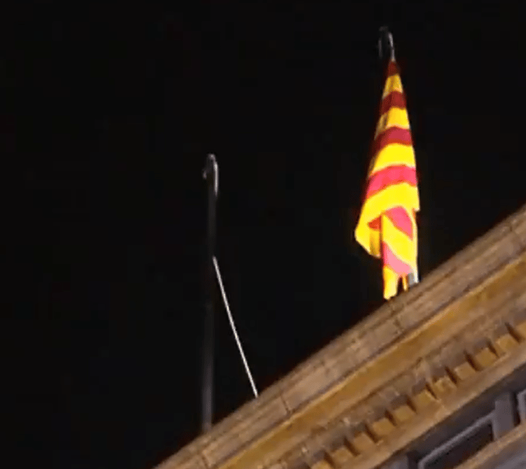 La bandera de España desaparece durante unos minutos del Palau de la Generalitat