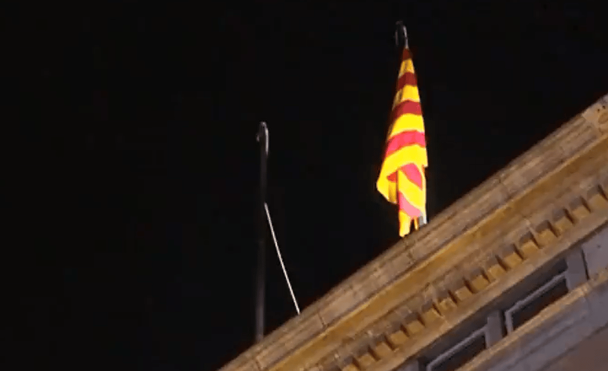 La bandera de España desaparece durante unos minutos del Palau de la Generalitat