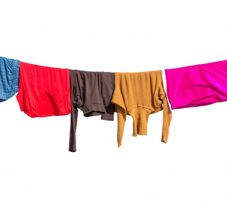 Usar programas cortos y lavar en frío alarga la vida de la ropa y es más ecológico