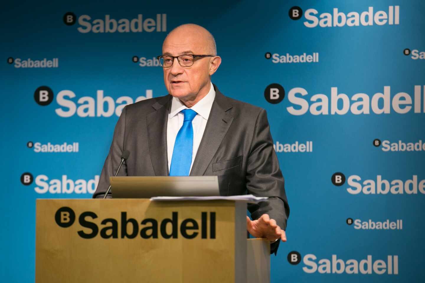 Sabadell encarga a Goldman Sachs buscar opciones tras el anuncio de Bankia y Caixabank