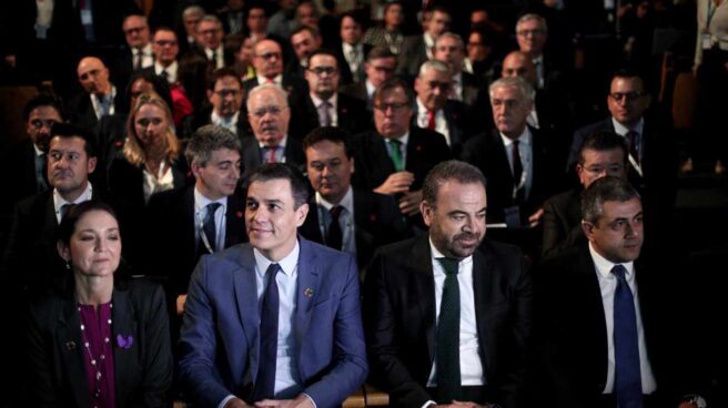 El presidente del Gobierno, Pedro Sánchez, y el consejero delegado de Meliá, Gabriel Escarrer.