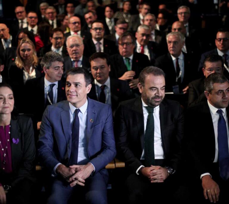 Sánchez defiende recuperar el "empleo digno" en el turismo y el sector se queja del golpe de subir el SMI