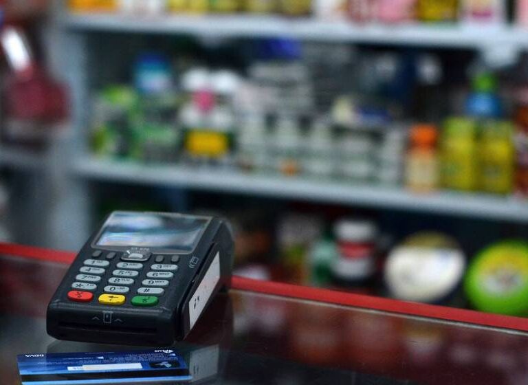 El gasto con tarjeta cae un 49% y aumenta el efectivo en circulación