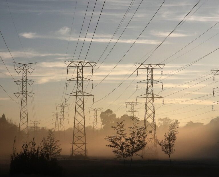 El precio de la luz supera por primera vez la barrera de los 300 euros y agrava la crisis energética
