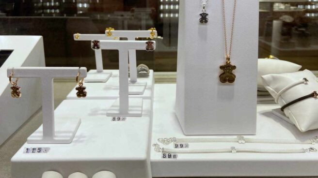 Piezas de joyería en el escaparate de una tienda de Tous.