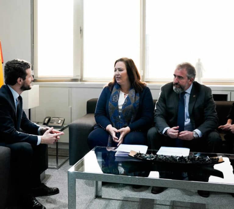 La AVT alerta a Casado de la política de presos y memoria de Sánchez y le pide aislar a Bildu