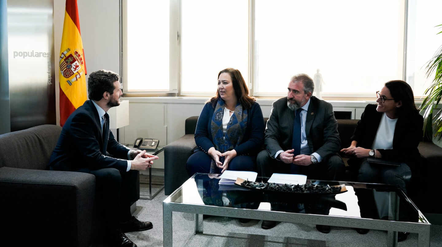 Pablo Casado durante su encuentro hoy con la delegación de la AVT.