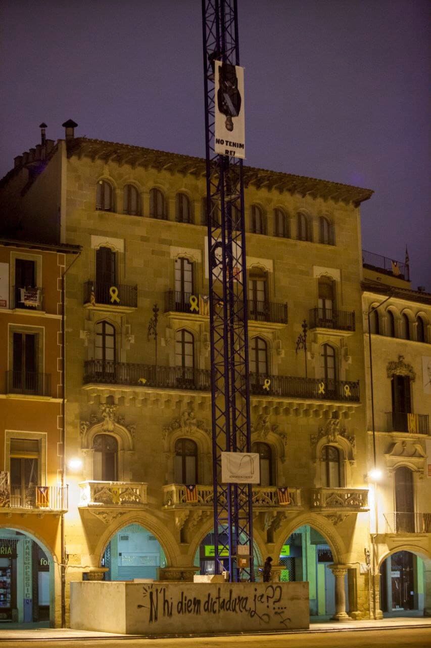 Los Mossos retiran una pancarta contra el Rey Felipe VI en Vic (Barcelona)