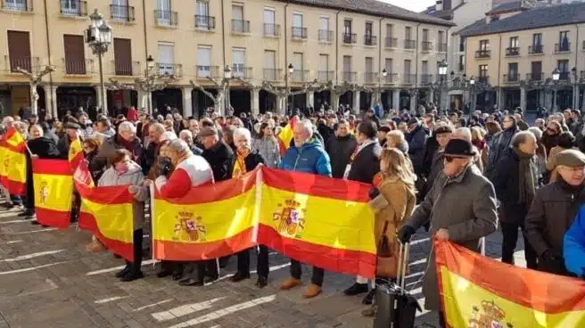 Poca afluencia y cruce de insultos en las manifestaciones de Vox contra Sánchez