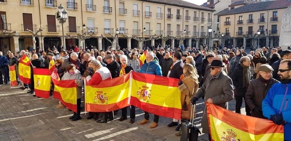 Poca afluencia y cruce de insultos en las manifestaciones de Vox contra Sánchez