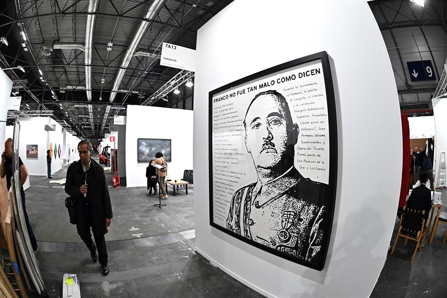 Una obra de arte expuesta en la galería Forsblom en la que se lee "Franco no fue tan malo"