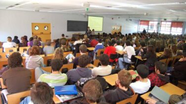 Un grupo de "extrema izquierda" revienta un acto en la Autónoma de Madrid: "Fuera empresas de la universidad"