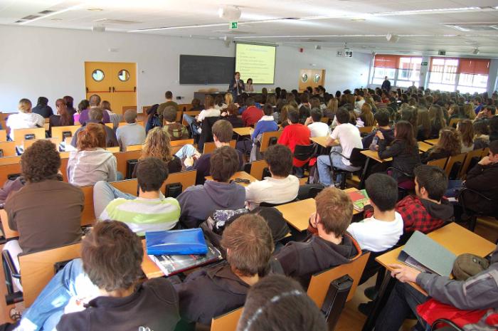 Un grupo de "extrema izquierda" revienta un acto en la Autónoma de Madrid: "Fuera empresas de la universidad"