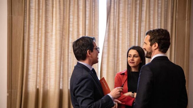 Inés Arrimadas, Pablo Casado y el diputado de Ciudadanos José María Espejo durante la reunión mantenida este martes en el Congreso.
