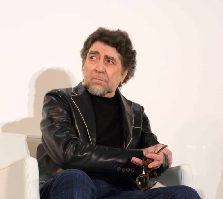 Joaquín Sabina sigue su recuperación tras abandonar la UCI