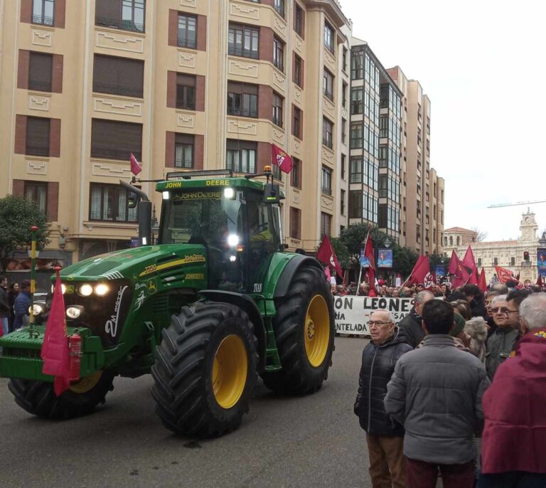 Miles de personas toman las calles de León ante la crisis industrial y de población