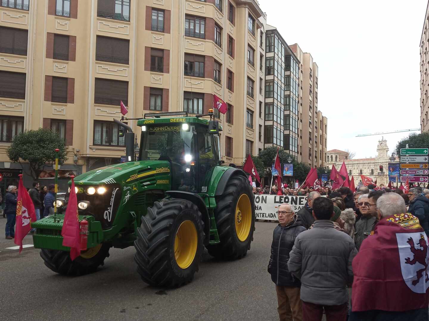 Miles de personas toman las calles de León ante la crisis industrial y de población