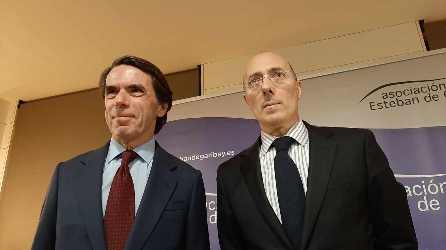 El expresidente José María Aznar y el exdelegado del Gobierno en Euskadi, Carlos Urquijo.