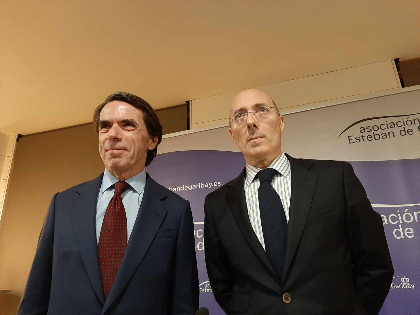 El expresidente José María Aznar y el exdelegado del Gobierno en Euskadi, Carlos Urquijo.