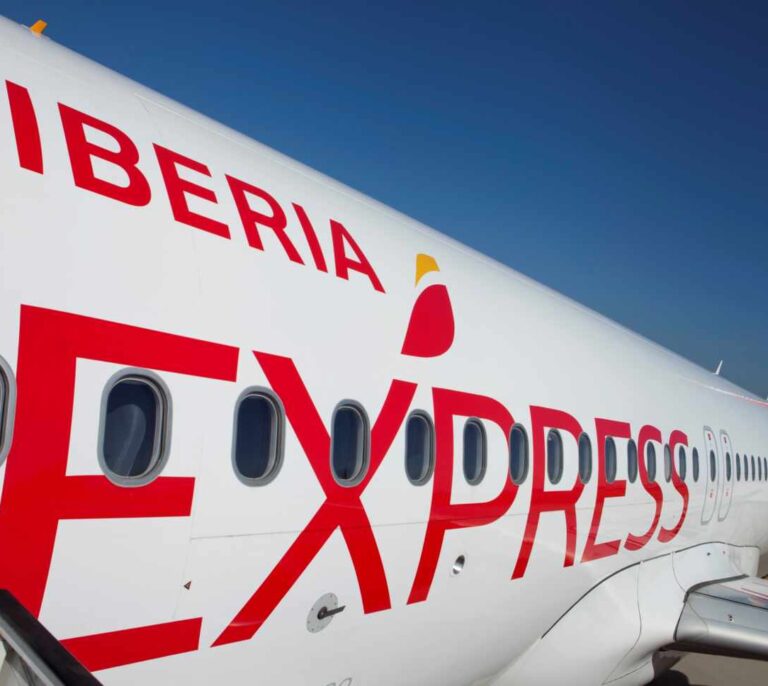 Iberia lanza un ERE temporal para el 90% de su plantilla y reduce al mínimo sus vuelos