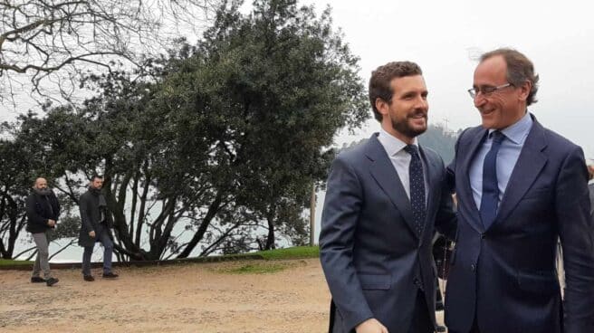 El presidente del PP, Pablo Casado, junto al líder del PP vasco, Alfonso Alonso, durante su último encuentro en San Sebastián.