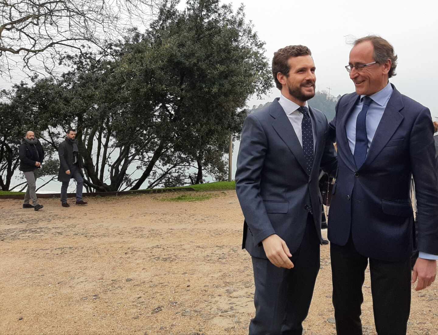 El presidente del PP, Pablo Casado, junto al líder del PP vasco, Alfonso Alonso, durante su último encuentro en San Sebastián.