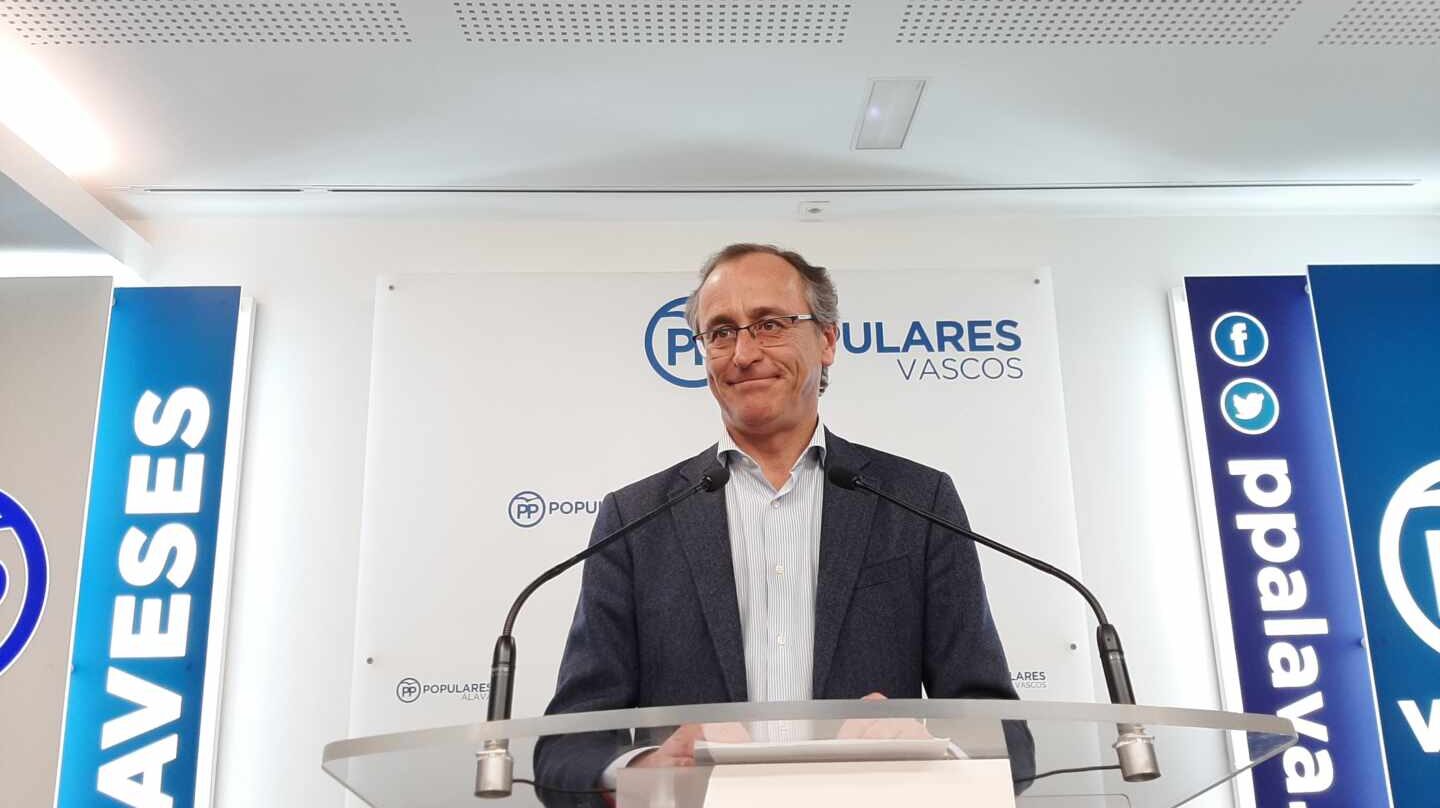 El expresidente del PP, Alfonso Alonso, durante su comparecencia ante los medios.