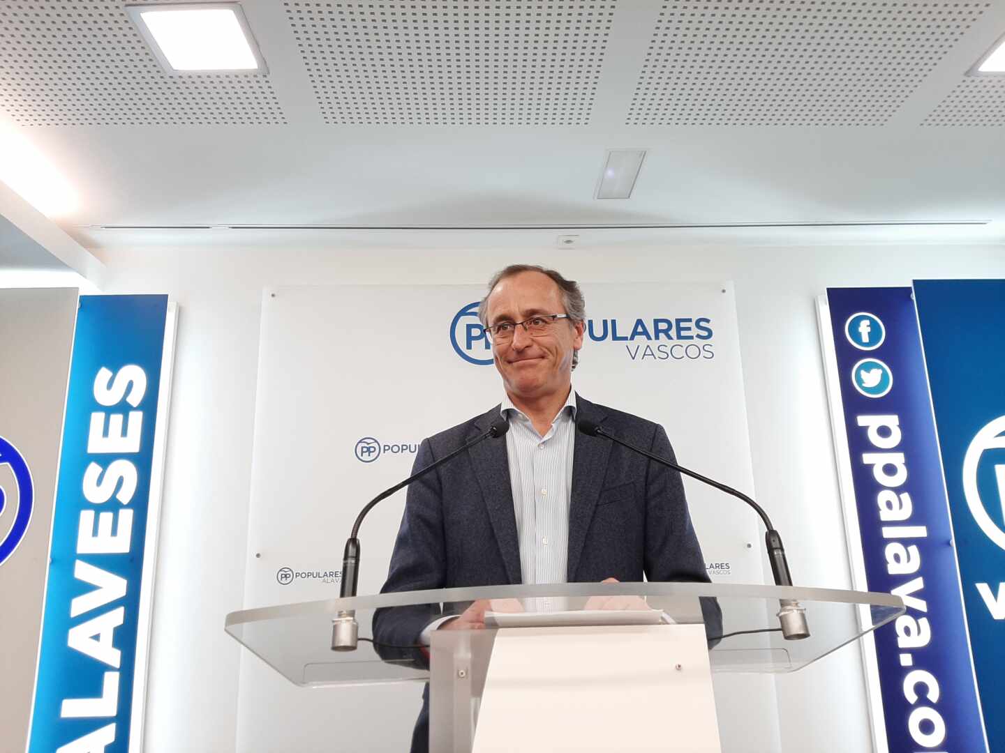 El expresidente del PP, Alfonso Alonso, durante su comparecencia ante los medios.