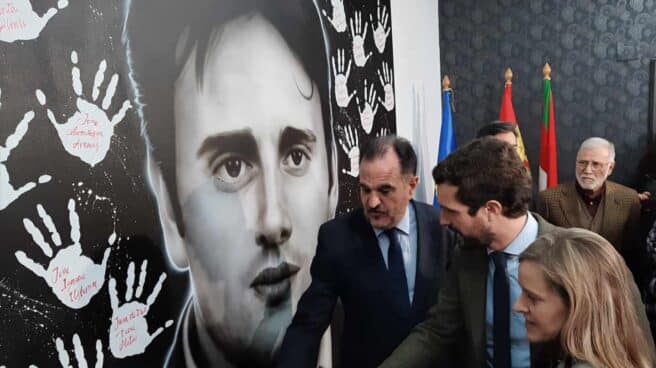 Iturgaiz, Casado y Fernández observan el panel en recuerdo de Miguel Angel Blanco en la sede del PP en Ermua. Iturgaiz, Casado y Fernández observan el panel en recuerdo de Miguel Angel Blanco en la sede del PP en Ermua.