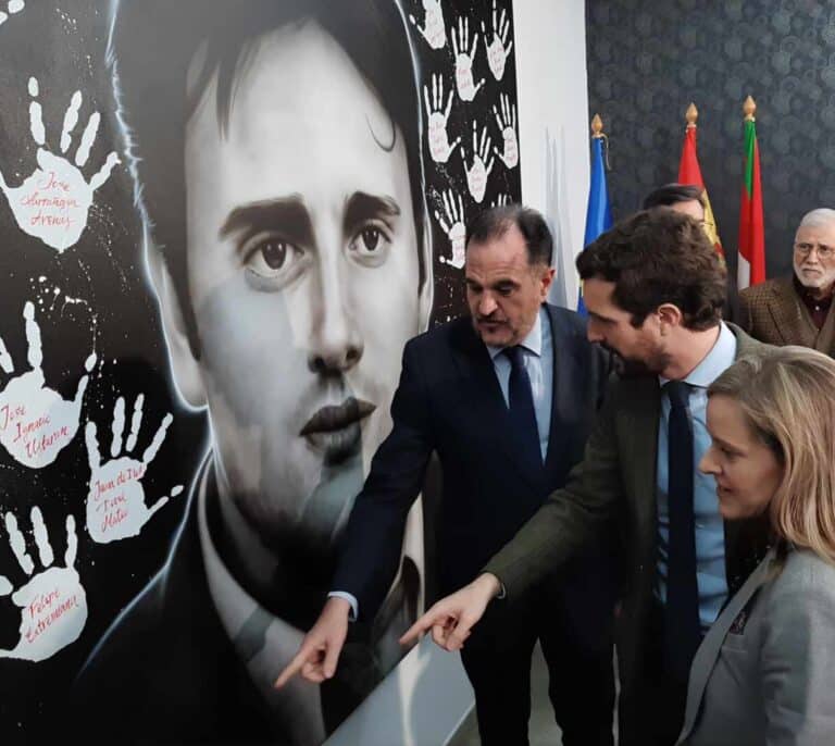 Casado presenta a Iturgaiz como "aire fresco" y única alternativa a Urkullu