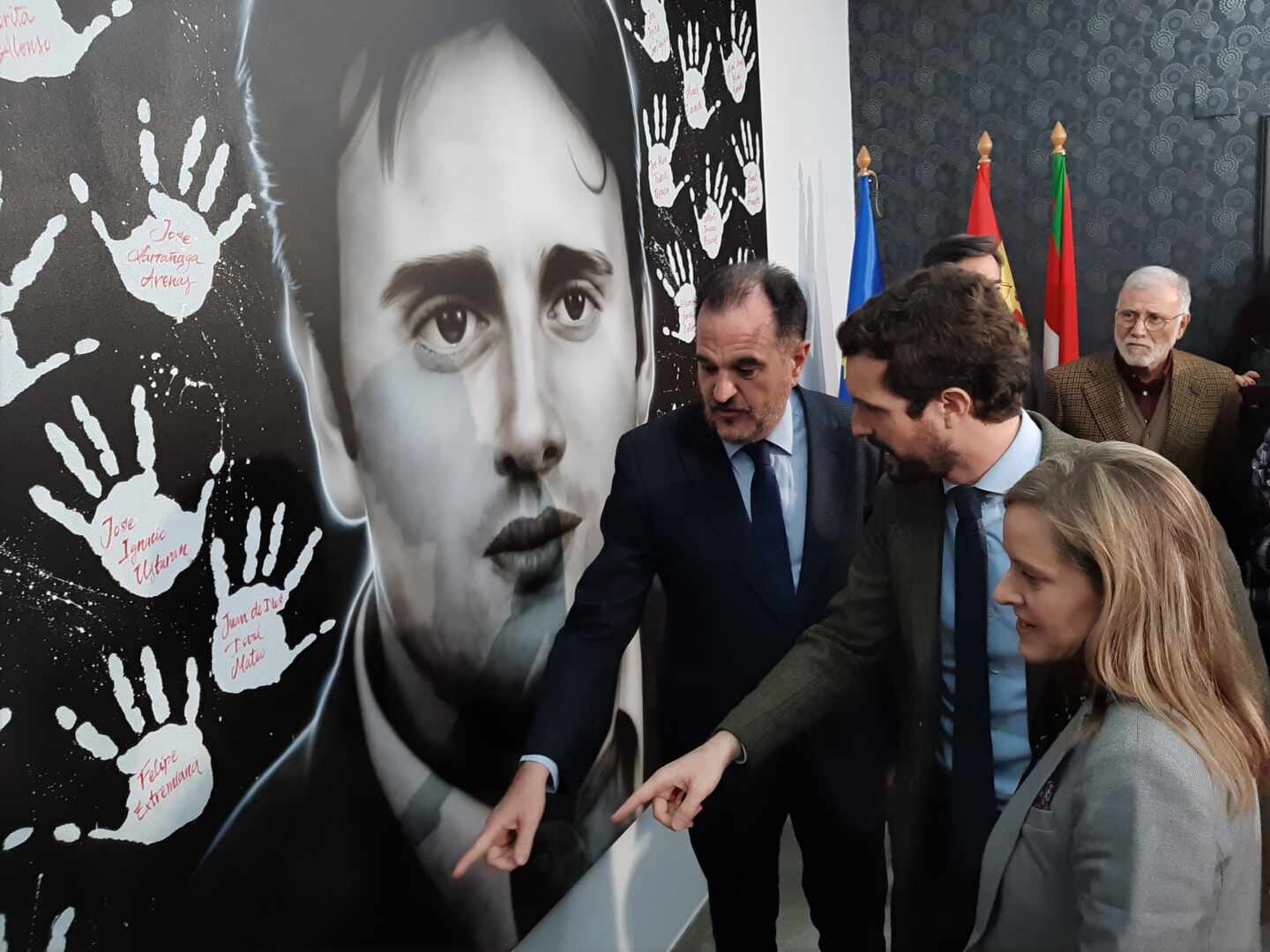 Iturgaiz, Casado y Fernández observan el panel en recuerdo de Miguel Angel Blanco en la sede del PP en Ermua.