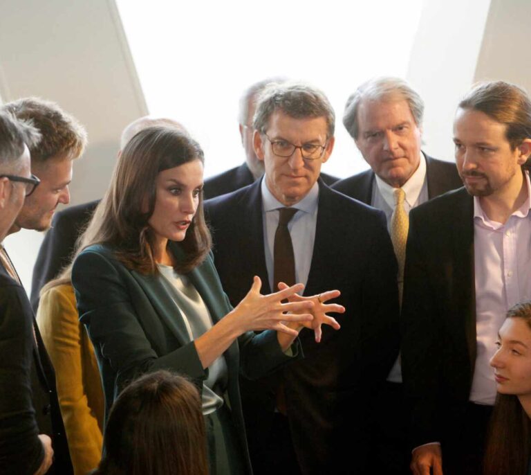 Pablo Iglesias se estrena con la Reina Letizia en un acto en La Coruña