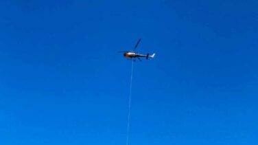 Un helicóptero lanza espuma sellante sobre el vertedero de Zaldibar para controlar los fuegos