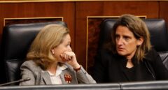 La ministra de Economía, Nadia Calviño, junto a la titular de Transición Ecológica, Teresa Ribera.