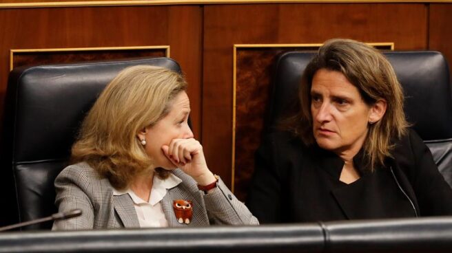 La ministra de Economía, Nadia Calviño, junto a la titular de Transición Ecológica, Teresa Ribera.