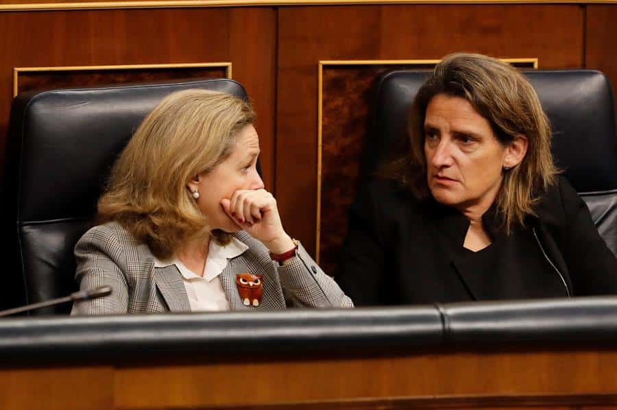 La ministra de Economía, Nadia Calviño, junto a la titular de Transición Ecológica, Teresa Ribera.