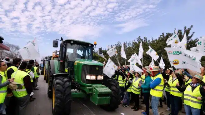 Los agricultores cortan con tractores los accesos a Sevilla a la espera del decreto del Gobierno: "Queremos precios dignos"