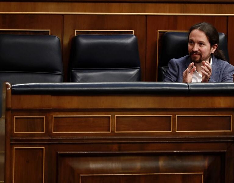 Sánchez premia a Iglesias con un puesto en la comisión que supervisa al CNI