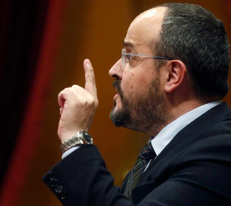 Génova planta al presidente del PP catalán, Alejandro Fernández, y su 'A calzón quitao'