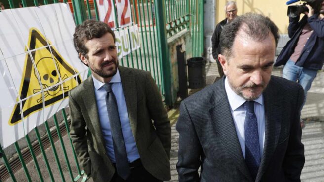 El candidato a lehendakari a las elecciones vascas, Carlos Iturgaiz, junto al presidente del PP, Pablo Casado, en un colegio de Ermua.
