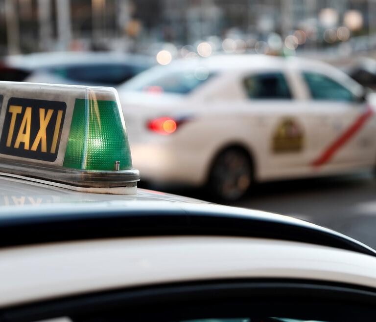 La Audiencia Nacional da la razón al taxi y mantiene los límites a la concesión de licencias de VTC