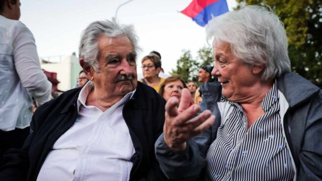 La ex vicepresidenta de Uruguay Lucía Topolansky y el ex presidente uruguayo José Mujica, en Montevideo.