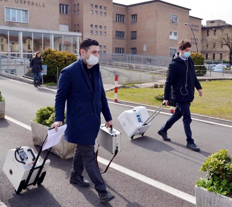 Ciudadanos chinos van a los hospitales madrileños para repartir mascarillas