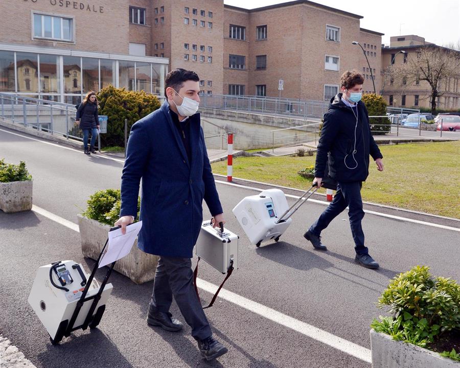 Ciudadanos chinos van a los hospitales madrileños para repartir mascarillas